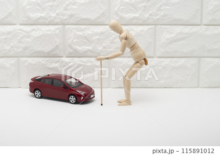 高齢者とハイブリッド車のイメージ 高齢者とハイブリッド車のイメージ 115891012