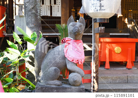 花園稲荷神社の狛きつね（東京都台東区上野公園） 115891101