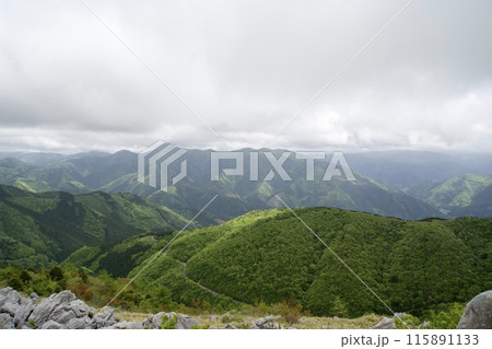 曇りの空と天狗高原からの山の風景 曇りの空と天狗高原からの山の風景 115891133