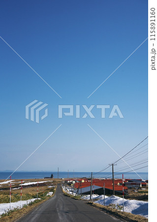 早春の宗谷丘陵宗谷周氷河ロードから北方領土を臨む 115891160