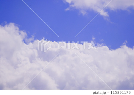 雲のある青空 (背景素材） 115891179