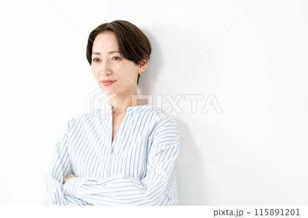 腕を組む女性 腕を組む女性 115891201