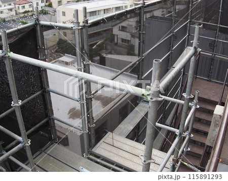 改装工事中マンションの足場 改装工事中マンションの足場 115891293