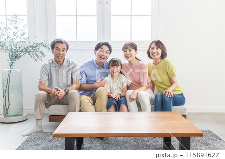 リビングでくつろぐ三世代家族 リビングでくつろぐ三世代家族 115891627
