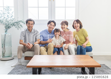 リビングでくつろぐ三世代家族 115891628