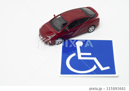 ハイブリッド車と車いすのマーク 115891681