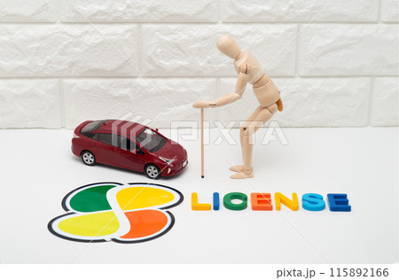 乗用車と高齢運転者と免許証のイメージ 乗用車と高齢運転者と免許証のイメージ 115892166