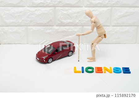 乗用車と高齢運転者と免許証のイメージ 乗用車と高齢運転者と免許証のイメージ 115892170