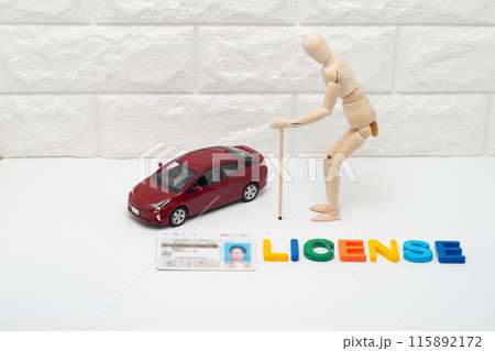 乗用車と高齢運転者と免許証のイメージ 115892172