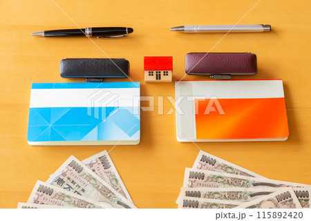 2つの通帳とはんこ、一万円札と家 お金イメージ 2つの通帳とはんこ、一万円札と家 お金イメージ 115892420