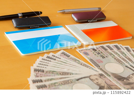 2つの通帳とはんこ、一万円札と家 お金イメージ 115892422