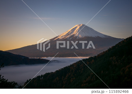 朝日に照らされた冠湯⒦の富士山と雲海、横構図 115892466