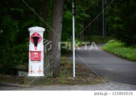佐渡島　朱鷺デザインの郵便ポスト（トキの森公園入口） 115893019