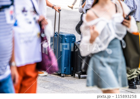 日本の東京都市景観 インバウンド復活…スーツケースを持った外国人観光客の姿も＝銀座・ホコ天実施日 115893258