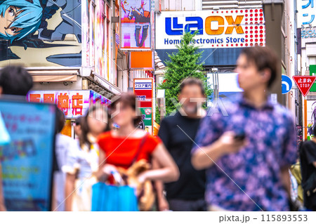 日本の東京都市景観 インバウンド復活…、外国人観光客で賑わう秋葉原。家族連れの姿も目立つ=22日 日本の東京都市景観 インバウンド復活…、外国人観光客で賑わう秋葉原。家族連れの姿も目立つ=22日 115893553
