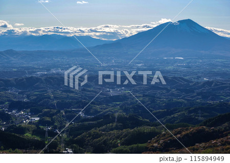 岩手県天峰山から見た岩手山の美しいブルーの風景 岩手県天峰山から見た岩手山の美しいブルーの風景 115894949