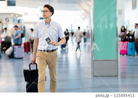 空港内のロビーを歩く男性 115895411