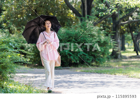 日傘をさして散歩するミドル女性 日傘をさして散歩するミドル女性 115895593
