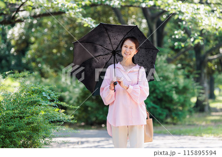 日傘をさして散歩するミドル女性 115895594