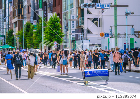 日本の東京都市景観 自転車は押して歩こう…横長の注意喚起が登場した 115895674
