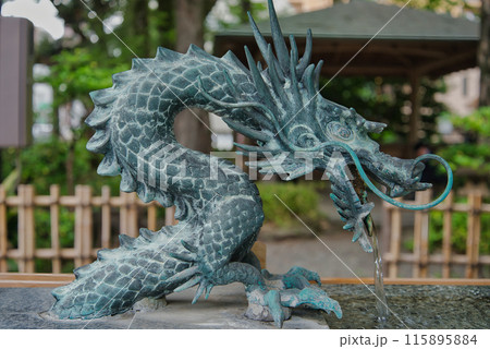 神社にある手水舎　手水舎　竜　ちょうずしゃ　龍の口　寺社仏閣　大国魂神社 115895884