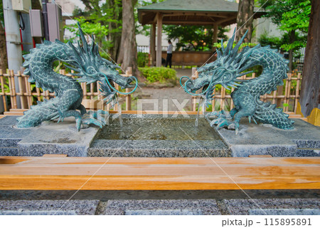 神社にある手水舎　手水舎　竜　ちょうずしゃ　龍の口　寺社仏閣　大国魂神社 115895891