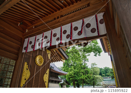 大國魂神社 随神門 神社仏閣 陽射し 扉 ずいじんもん 大國魂神社 随神門 神社仏閣 陽射し 扉 ずいじんもん 115895922
