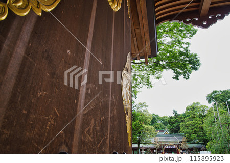大國魂神社　随神門 　神社仏閣　陽射し　扉　ずいじんもん 115895923