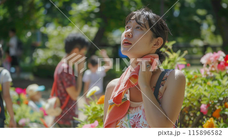 夏の公園で汗を拭く日本人女性 115896582