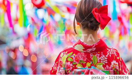 浴衣の女性と七夕祭りの装飾 115896656