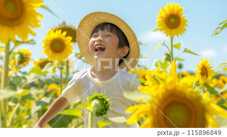 ひまわり畑を走る笑顔の少年 ひまわり畑を走る笑顔の少年 115896849