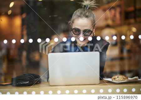asian woman working in coffee shop asian woman working in coffee shop 115896970
