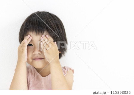両目を隠して隙間からみる笑顔の女の子(3歳、日本人、ショートヘア) 両目を隠して隙間からみる笑顔の女の子(3歳、日本人、ショートヘア) 115898026