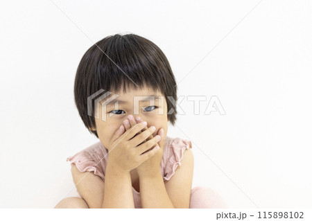 両手で口を隠す笑顔の女の子(3歳、日本人、ショートヘア) 両手で口を隠す笑顔の女の子(3歳、日本人、ショートヘア) 115898102