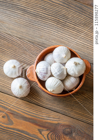 Bunch of solo garlic 115898277