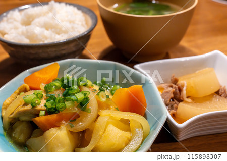 肉じゃがと煮物の定食 115898307
