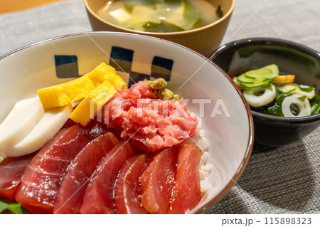 新鮮なマグロの海鮮丼 新鮮なマグロの海鮮丼 115898323
