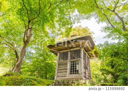 中尊寺 旧鐘楼 梵鐘 金色堂別当頼栄の発願によって鋳造された盤渉調(ばんしきちょう)の梵鐘が納められ 中尊寺 旧鐘楼 梵鐘 金色堂別当頼栄の発願によって鋳造された盤渉調(ばんしきちょう)の梵鐘が納められ 115898692