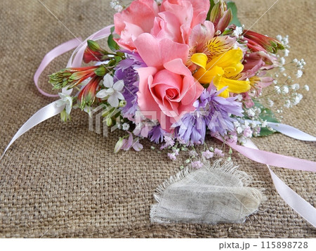 ベンチに薔薇とストケシアのアレンジメント ベンチに薔薇とストケシアのアレンジメント 115898728