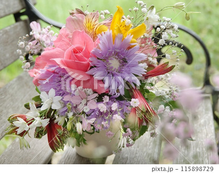 ベンチに薔薇とストケシアのアレンジメント 115898729