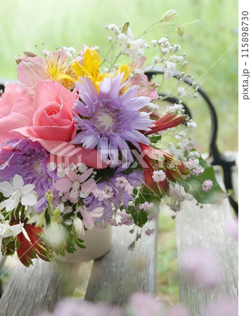 ベンチに薔薇とストケシアのアレンジメント 115898730