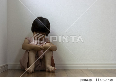 部屋の隅で落ち込む女の子(3歳、日本人) 部屋の隅で落ち込む女の子(3歳、日本人) 115898736