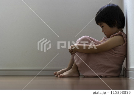 部屋の隅で落ち込む女の子(3歳、日本人) 部屋の隅で落ち込む女の子(3歳、日本人) 115898859