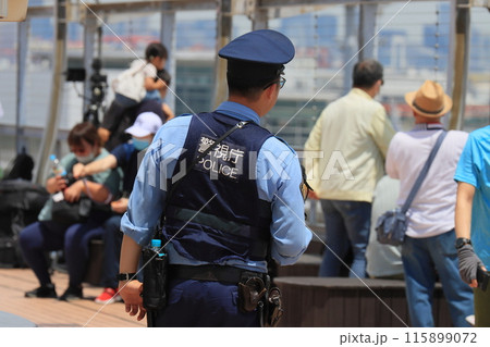空港を巡回警備する警察官　警視庁の警察官　後ろ姿 115899072
