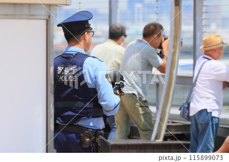 空港を巡回警備する警察官 警視庁の警察官 後ろ姿 空港を巡回警備する警察官 警視庁の警察官 後ろ姿 115899073