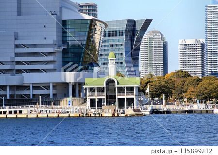 日本初の海上浮体式ターミナル… 『よこはま・みなとみらい海の駅』の【ぷかりさん橋】】 115899212