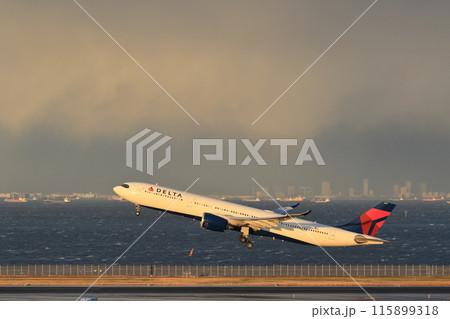 離陸、上昇する旅客機 離陸、上昇する旅客機 115899318