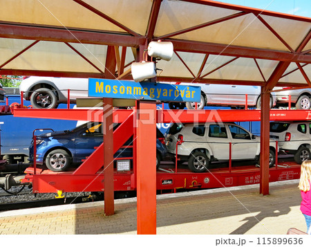 新車を輸送する専用貨物列車,モションマジャローヴァール, ジェール・モション・ショプロン,ハンガリー 115899636