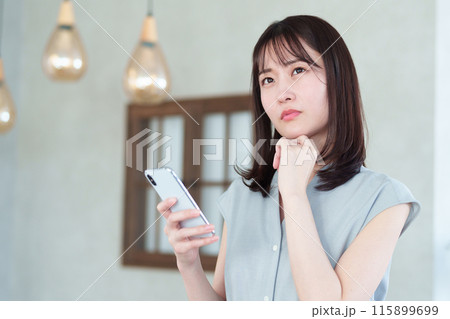 スマートフォン　トラブル　女性 115899699