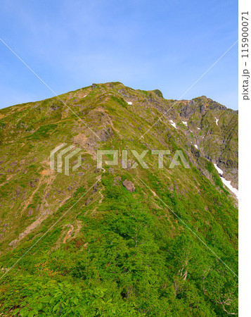 群馬県・谷川岳西黒尾根「ラクダの背」から見る山頂 群馬県・谷川岳西黒尾根「ラクダの背」から見る山頂 115900071